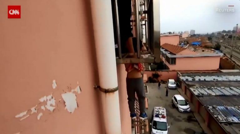 ВИДЕО: опубликованы драматичные кадры спасения ребенка в Китае