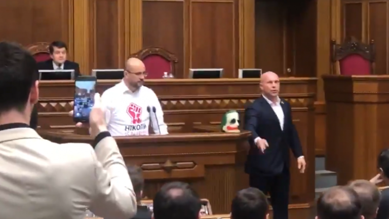 Украинский депутат пришел в маске Джокера на заседание Рады