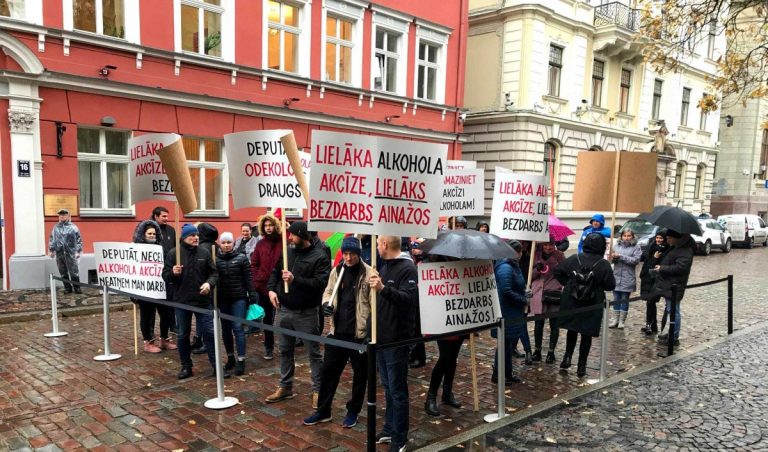 Бондарс: видел у Сейма протестующих алкоторговцев, но подойти времени не было