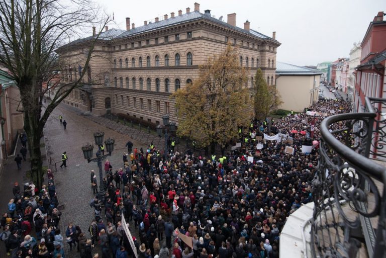 Или соблюдайте закон, или уходите: протестующие призывают всех жителей Латвии отправить письмо в Сейм
