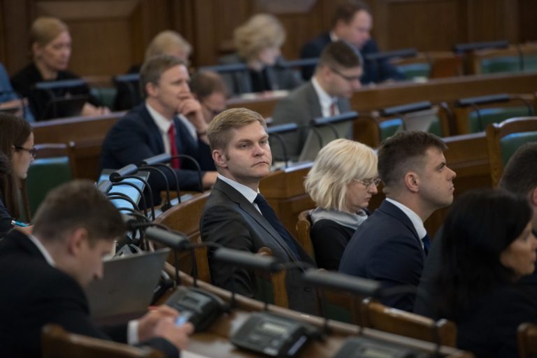Последняя капля? Сейм рассмотрит бюджет-2020, финансирование медиков все еще недостаточное