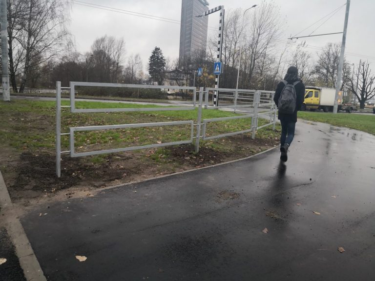 «Наглая растрата денег»: на дороге без ДТП поставили двойную ограду
