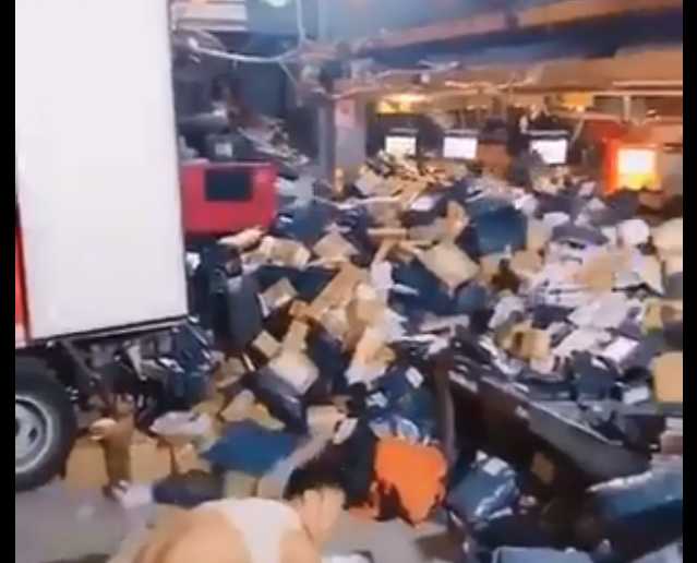 ВИДЕО: в китайском центре AliExpress после распродажи царит хаос