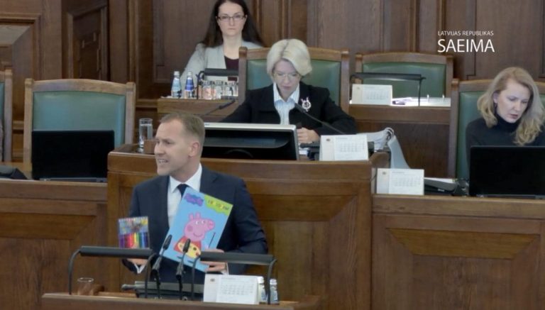 Кадр дня! Гобземс выступил перед депутатами со свинкой Пеппой