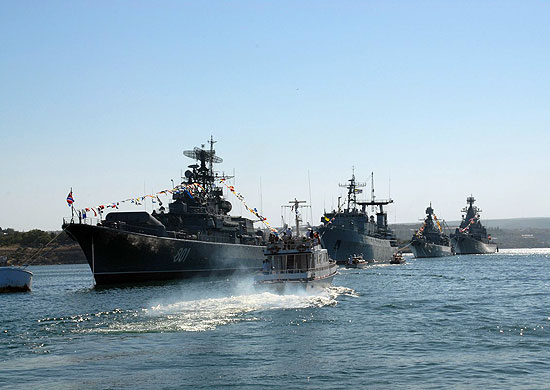 Россия вернула Украине задержанные год назад корабли