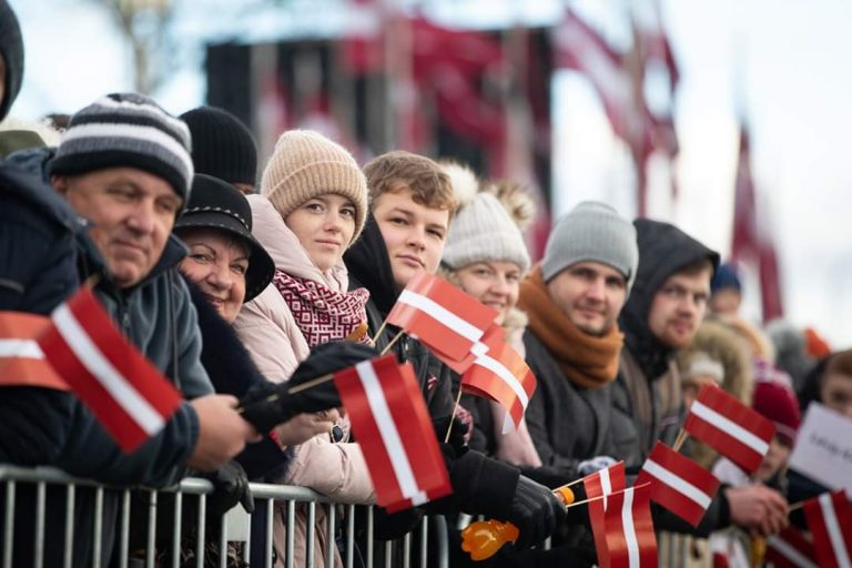 Латвия отмечает 101-летие независимости! Парад, салют и бесплатный транспорт