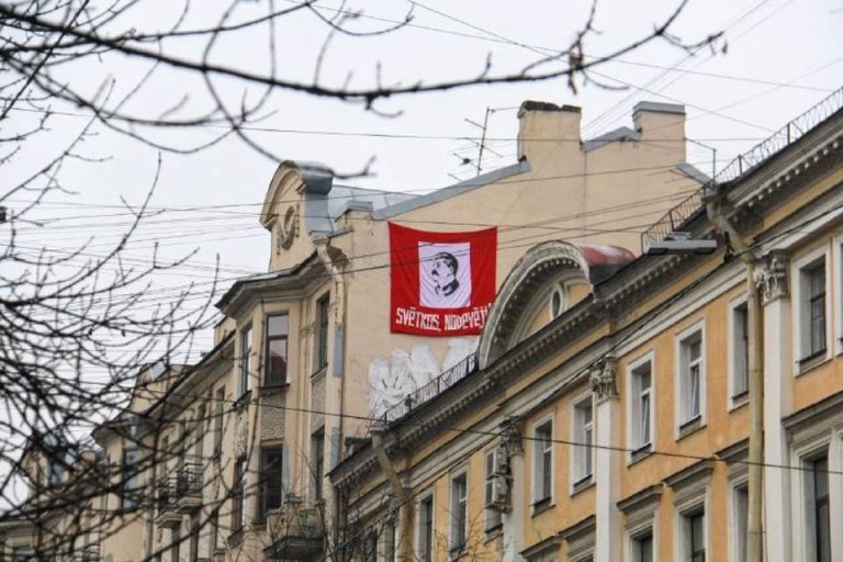 Журналист показал, как партия «Другая Россия» поздравила Латвию
