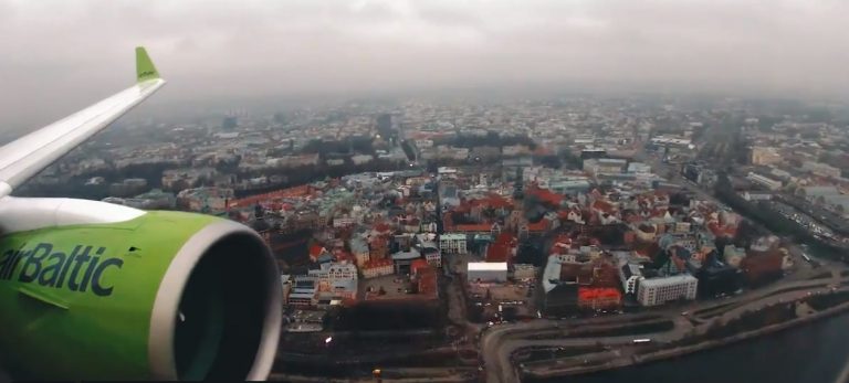 Пролетая над Даугавой: поздравление Латвии из кабины airBaltic