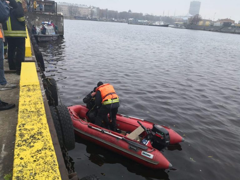 Водолаз нашел тело упавшего в Даугаву 17-летнего подростка