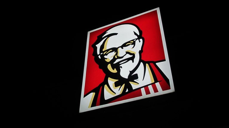 Предложение руки и сердца в KFC: подарки паре делают Huawei, Audi и Puma