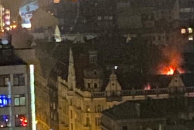 В центре Риги ночью горел жилой дом: спасатели эвакуировали 34 человека