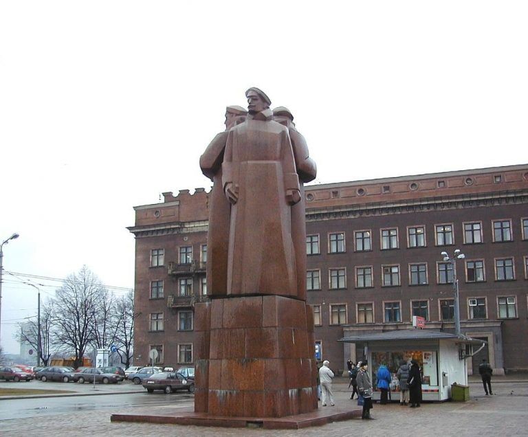 «Все тонули в бочках со спиртом!»: российский историк поблагодарил латышских стрелков