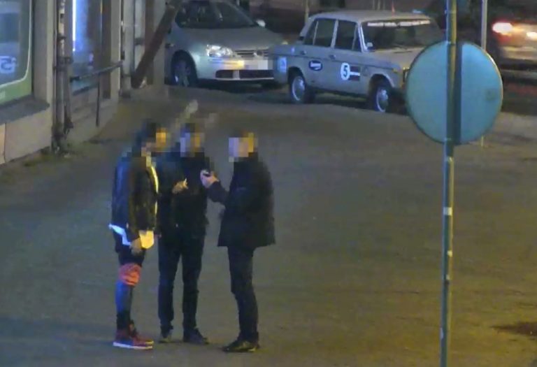 Попросил телефон и сбежал! Ограбление в Агенскалнсе попало на видео