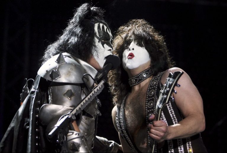 Группа Kiss сыграла концерт для акул, но они на него не приплыли