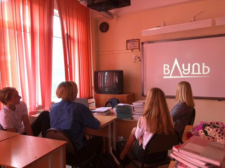 «Владычица пивная»: учительницу из Петербурга уволили за твиты о сексе и алкоголе