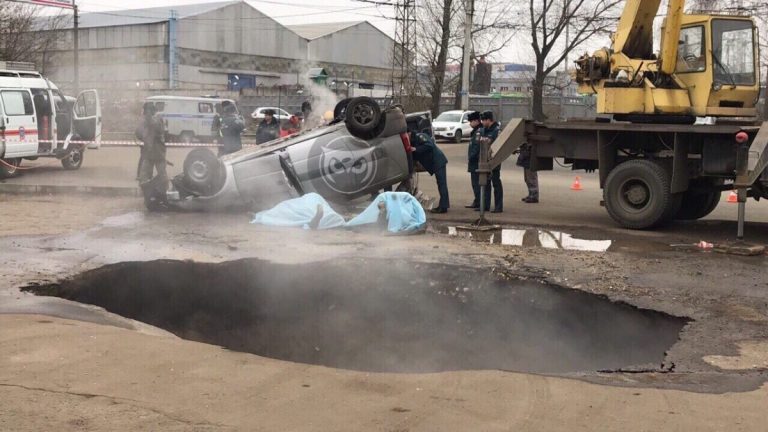 Чудовищный случай из Пензы, где автомобиль провалился под землю прямо в кипяток