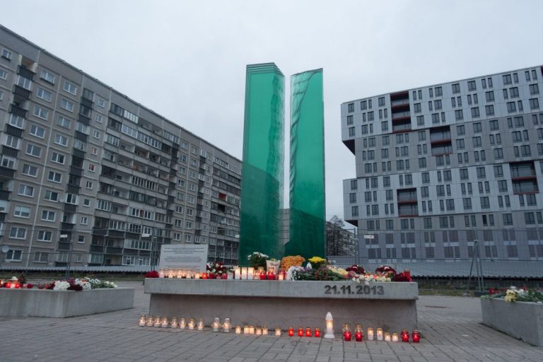 «Здание как смерть, дождь барабанит по железным плитам»: слушательница Baltkom рассказала, как живет напротив рухнувшей Maxima