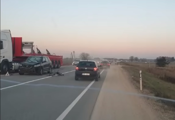 Трагедия под Ригой: автомобиль насмерть сбил велосипедиста
