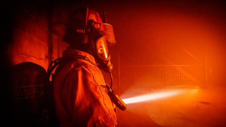 В Юрмале при пожаре погиб человек, жилое здание тушило более 20 пожарных