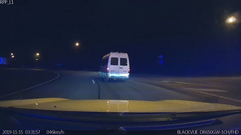 ВИДЕО: пьяный водитель «бусика» убегал от полиции в Кекаве