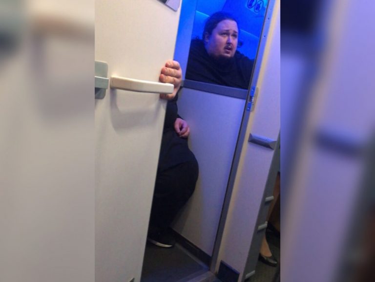 «Я не умру в туалете!». Пассажира «засосало» в унитаз Boeing