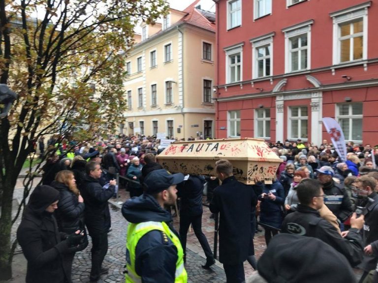 У Сейма снова неспокойно. Медики проведут вторую акцию протеста