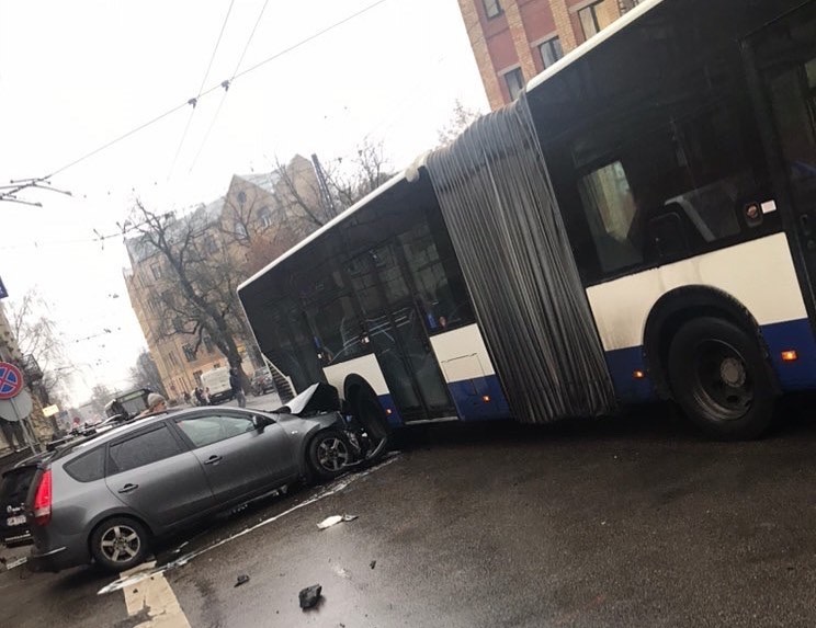 ФОТО: в центре Риги машина въехала в автобус Rīgas satiksme