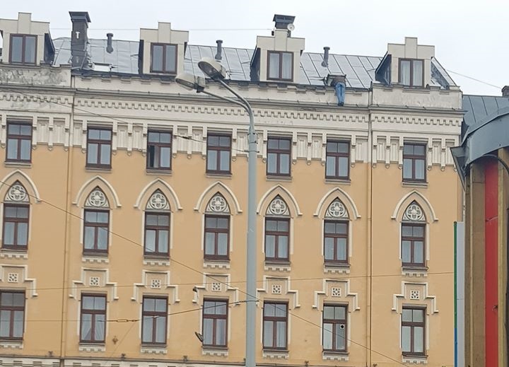 ФОТО: улица в центре Риги была перекрыта из-за человека на крыше