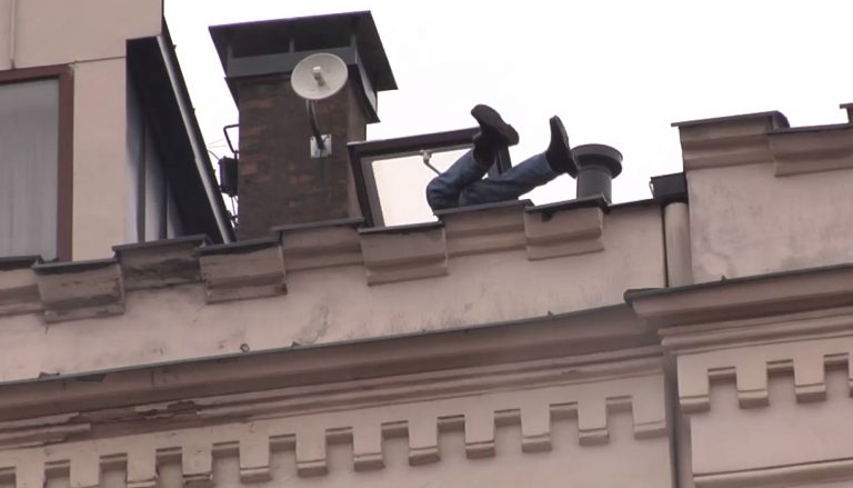 «Ему дали закурить и он успокоился»: очевидцы о мужчине на крыше в Риге