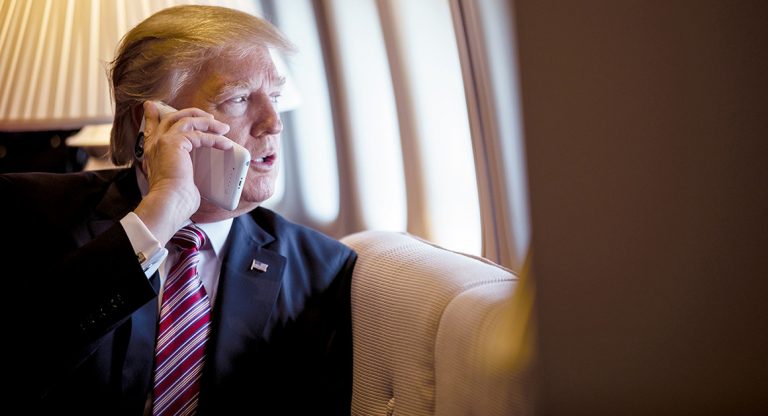 «Помешанный на Twitter!»: У Трампа в Афганистане отобрали смартфон