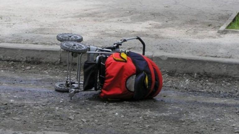 ДТП в Лиепае: 83-летний мужчина сбил двух женщин и годовалую девочку