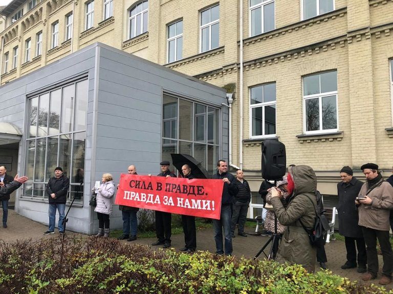 ВИДЕО: несколько десятков людей собрались у суда в поддержку активиста Гапоненко