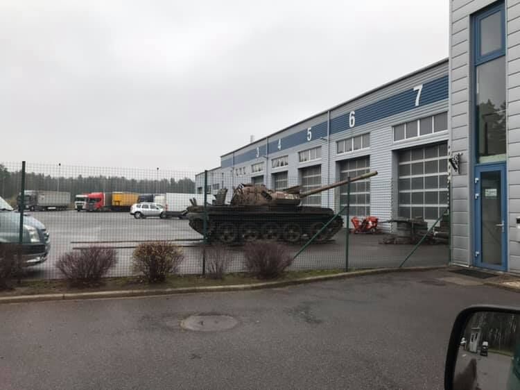 На диагностику? Елгавчан удивили танки возле автоцентра Ford