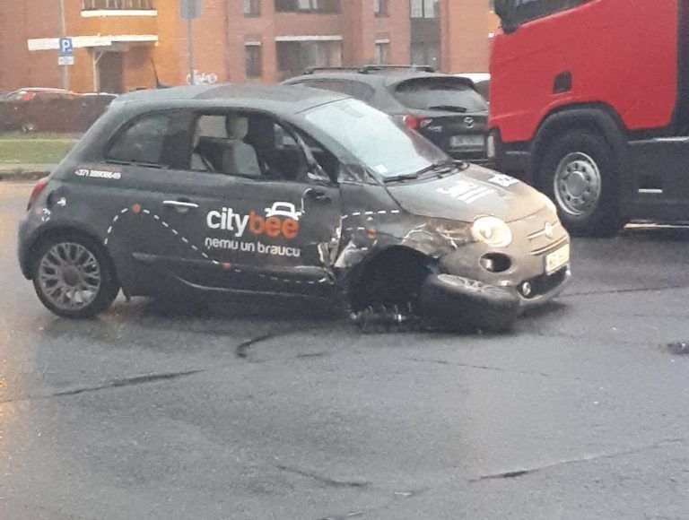 В Риге водитель врезался на машине CityBee в грузовик и скрылся с места ЧП