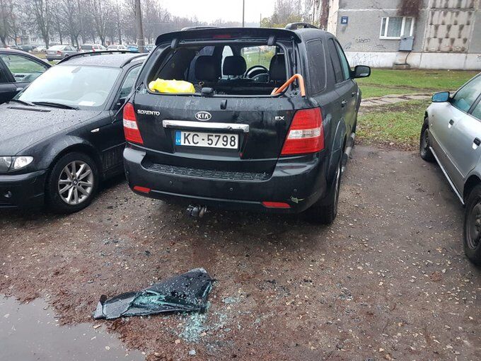 Стекло выбили, вещи украли: в Иманте обворовали машину 