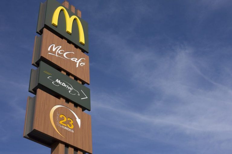 Глава McDonald’s ушел с поста из-за романа с подчиненной
