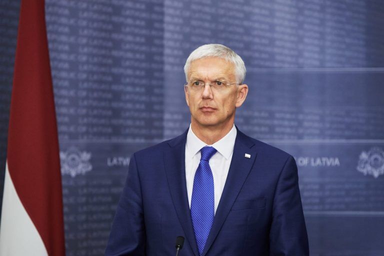 За два дня до протестов: правительство нашло 18 млн на зарплаты медиков