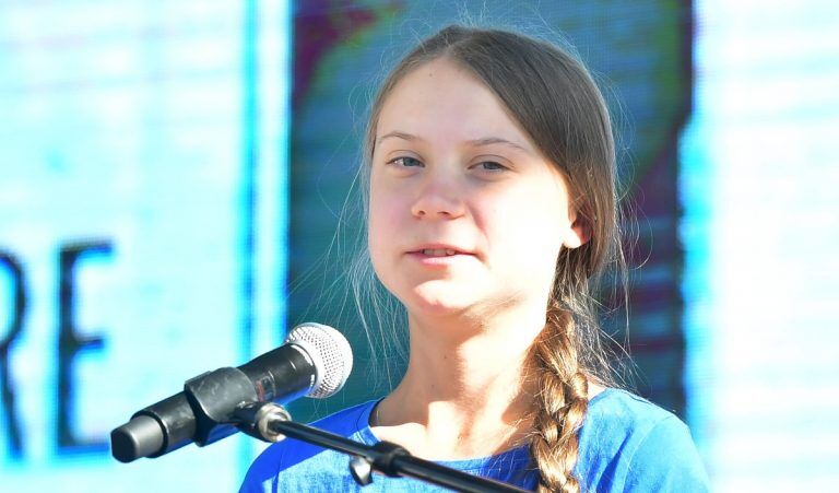 Грета Тунберг попросила помочь ей пересечь Атлантику — ей посоветовали плыть верхом на дельфинах