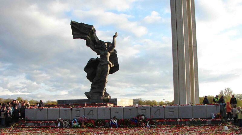 КОРОТКО О ГЛАВНОМ: памятник в Пардаугаве предлагают отправить на свалку, Вике-Фрейберга поможет Bezvests, Netflix ищет актеров в Латвии