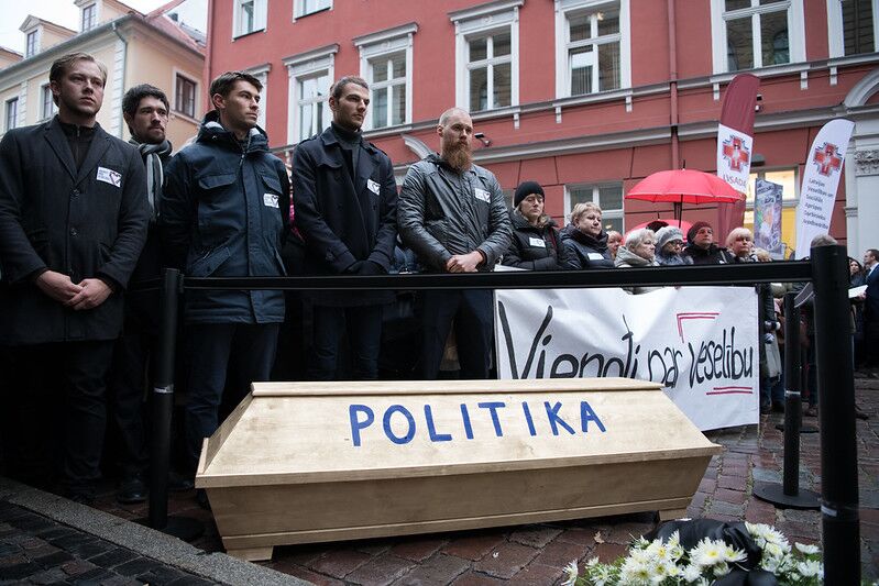 5 000 протестующих у Сейма: акция медиков в фотографиях