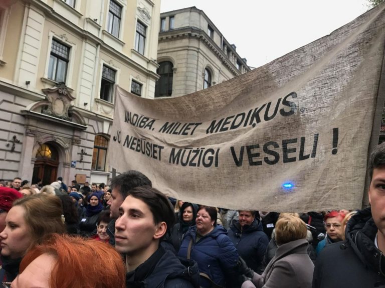 ТЕКСТОВАЯ ТРАНСЛЯЦИЯ: В знак протеста медики оставят Латвию на «один день без врача»