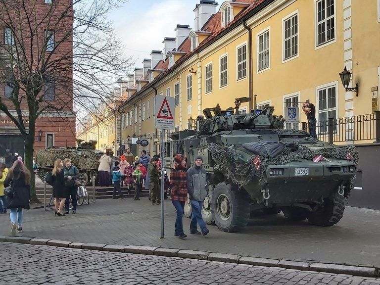 Танки в Старой Риге: у Пороховой башни выставили военную технику и экипировку