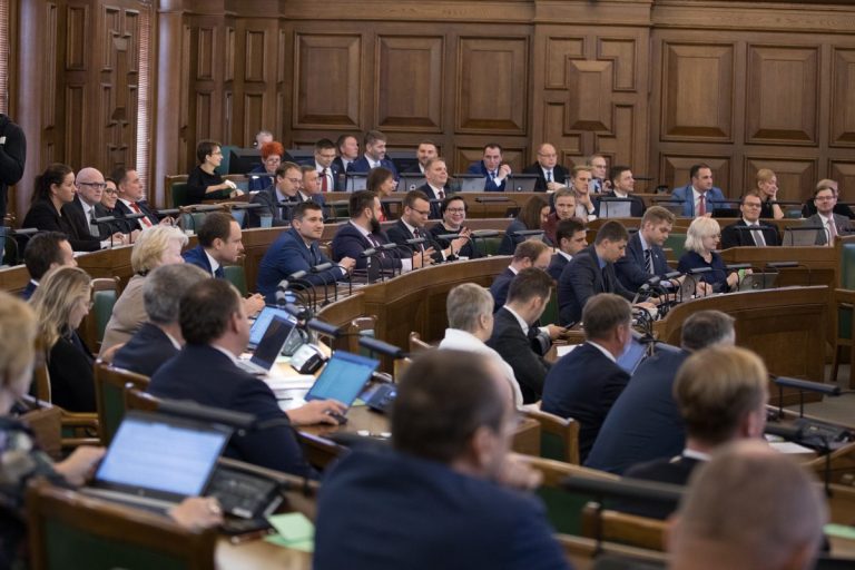 Инициатор референдума: надо не только распустить Сейм, но еще сократить число депутатов до 50!
