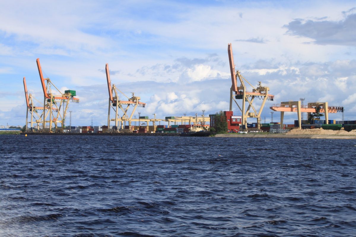 Шри ланка китайский порт. Херсонский морской торговый порт возобновил работу. Передающий порт. Шри ланки порт хамбантота. Грузовой морской порт новороссийск.