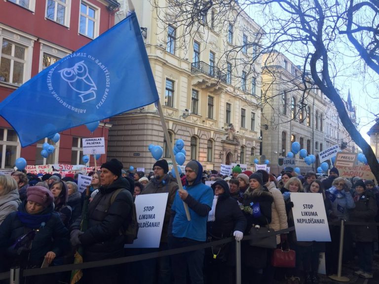 Профсоюз педагогов: отменят рост зарплат - будем протестовать!