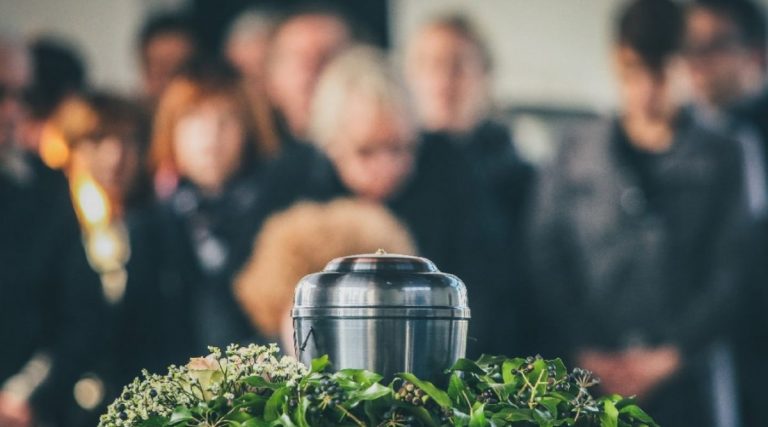 Управление кладбищ Риги: люди втихую оставляют нам урны с прахом своих близких, словно подкидышей