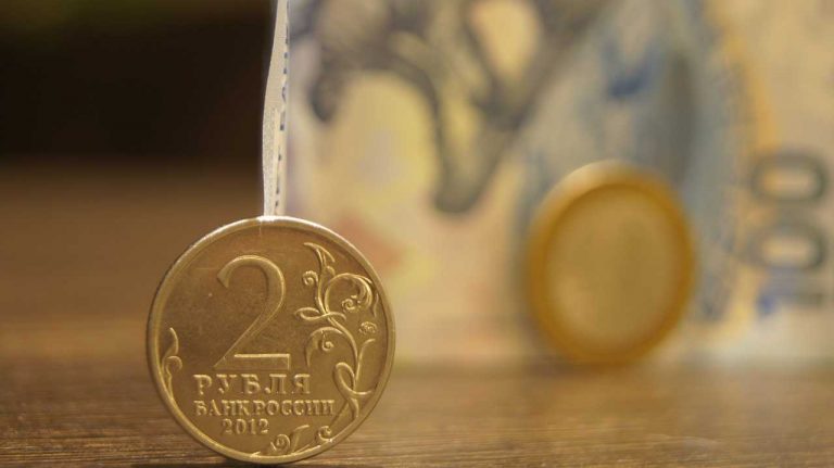 В России учителям и медикам выдали премии, а потом эту же сумму вычли из зарплаты