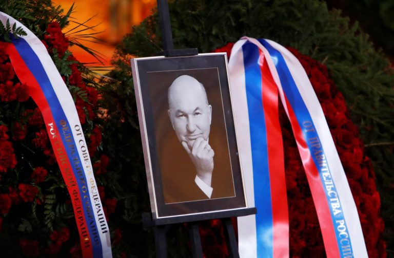 Путин, Собянин, патриарх Кирилл: в Москве проходит гражданская панихида по Юрию Лужкову