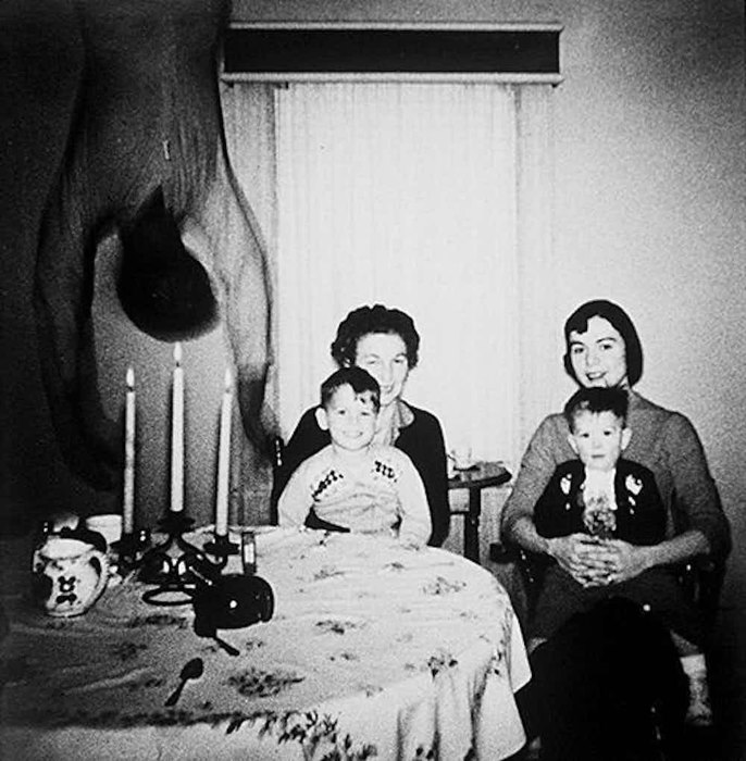 Призраки на фотографиях: 10 снимков,на которых позируют души мертвых
