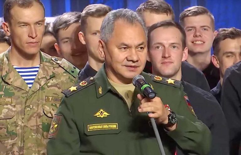 Подписать перчатки и отправить: Шойгу пригласил курсантов из Латвии поиграть в КВН